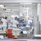 Après quatre ans de travaux, les nouvelles urgences pour adultes des Hôpitaux universitaires de Genève ont été inaugurées mardi. Le service a été réorganisé pour répondre à l'augmentation constante des consultations. KEYSTONE/VALENTIN FLAURAUD